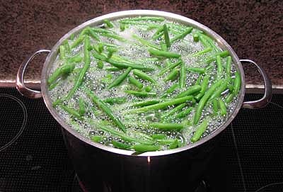 গরম পানিতে সবজি