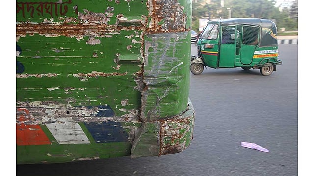 রাজধানীতে এমন অনেক বাস চলাচল করে, যেগুলোর নজরদারি প্রয়োজন। কিন্তু দেখার যেন কেউ নেই। ছবিটি আজ বুধবার রাজধানীর ধানমন্ডি এলাকা থেকে তোলা। ছবি: সাবিনা ইয়াসমিন