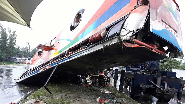 সীতাকুণ্ডের বাঁশবাড়িয়া এলাকায় আজ বুধবার ভোরে বাস উল্টে হতাহতের ঘটনা ঘটেছে। মহাসড়ক থেকে বাসটি সরিয়ে নেওয়া হচ্ছে। ছবি: কৃষ্ণ চন্দ্র দাস