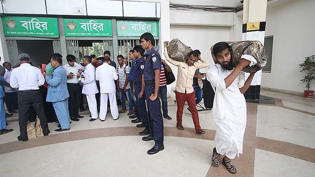 রাজধানীর কমলাপুর রেলস্টেশনের নিরাপত্তা ব্যবস্থা ঢিলেঢালা। যে কেউ নির্বিঘ্নে ঢুকে যেতে পারছেন প্ল্যাটফর্মে। কোনো বাধা নেই, কোনো তল্লাশিও নেই। ছবিটি বুধবার বিকেলে তোলা। ছবি: আবদুস সালাম