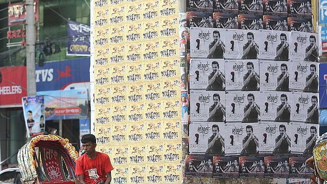 এখনো মগবাজার-মৌচাক উড়াল সড়কের নির্মাণকাজ শেষ হয়নি। এখনই উড়াল সড়কের নিচের পিলারগুলো ছেয়ে গেছে বিভিন্ন পোস্টারে। ছবিটি বুধবার বিকেলে মগবাজার চৌরাস্তা এলাকা থেকে তোলা। ছবি: আবদুস সালাম