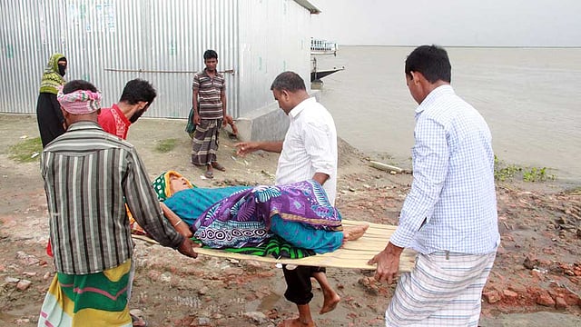 মানিকগঞ্জের শিবালয় উপজেলার যমুনা নদীর দুর্গম চরাঞ্চল আলোকদিয়া। ওই এলাকার অসুস্থ এক বৃদ্ধাকে ট্রলারে করে নদী পার হয়ে আরিচায় আনা হয়। এরপর ট্রলার থেকে অ্যাম্বুলেন্সে হাসপাতালে নেওয়া হয়। ছবিটি আজ বুধবার দুপুরে আরিচার ট্রলারঘাট এলাকা থেকে তোলা। ছবি: আব্দুল মোমিন