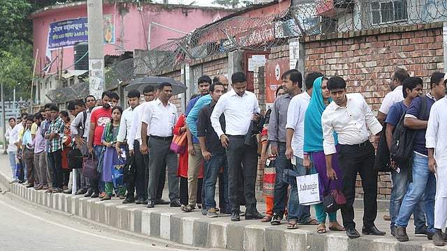 রাজধানীর হাতিরঝিলের চক্রাকার বাসের সংখ্যা যাত্রীর তুলনায় অপ্রতুল। তাই প্রতিদিন বাসের জন্য যাত্রীদের দীর্ঘ লাইনে দাঁড়াতে হয়। ছবিটি বুধবার সকালে হাতিরঝিল সাউথ ইউলুপ এলাকা থেকে তোলা। ছবি: আবদুস সালাম