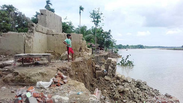 চট্টগ্রামের সাতকানিয়া উপজেলার আমিলাইষ ইউনিয়নের মধ্যম আমিলাইষ গ্রামের একটি বসতঘরের অধিকাংশ নদীতে বিলীন হয়ে গেছে। ছবিটি আজ বুধবার বেলা সাড়ে ১১টার দিকে তোলা। ছবি: মামুন মুহাম্মদ
