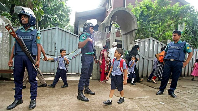গুলশানে জঙ্গি হামলার পর রাজধানীজুড়ে কঠোর নিরাপত্তাব্যবস্থা নেওয়া হয়েছে৷ আসাদ গেটের সব কটি স্কুলে ছিল পুলিশের পাহারা। আজ বুধবার সকালে এসএফএক্স গ্রিনহেরাল্ড ইন্টারন্যাশনাল স্কুল ছুটির পরে ছবিটি তোলা৷ ছবি: সাবিনা ইয়াসমিন৷