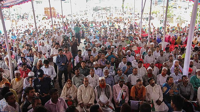 খুলনা জেলা প্রশাসকের আয়োজনে ও খুলনা সিটি করপোরেশনের সহযোগিতায় শহীদ হাদিস পার্কে নানা শ্রেণি-পেশার মানুষের উপস্থিতিতে আজ বুধবার সন্ত্রাস ও জঙ্গিবাদবিরোধী সমাবেশ হয়। ছবিটি আজ বুধবার তোলা। ছবি: সাদ্দাম হোসেন
