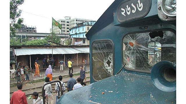 চট্টগ্রাম বিশ্ববিদ্যালয়ে ঘোষিত কমিটিতে পদবঞ্চিতরা বিশ্ববিদ্যালয়মুখী সব ট্রেন অবরোধ করে এবং একটি ট্রেনে পাথর ছুড়ে ইঞ্জিনের বগির কাচ ভেঙে ফেলেন। ছবিটি বুধবার সকাল ১০টার দিকে চট্টগ্রাম ষোলোশহর স্টেশন থেকে তোলা। ছবি: সৌরভ দাশ