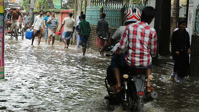 ঢাকার কেরানীগঞ্জের জিনজিরার কসাইভিটা বাস রোডে বৃষ্টি হলেই তৈরি হয় জলাবদ্ধতা। বিপাকে পড়ে পথচারীরা। ছবিটি আজ দুপুর দেড়টার দিকে তোলা। ছবি: জাহিদুল করিম