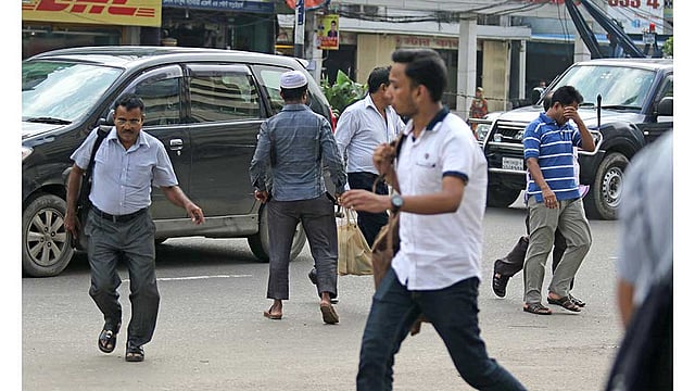 ঝুঁকি নিয়ে রাস্তা পারাপার। রাস্তায় তাঁরকাটা থাকা সত্ত্বেও গাড়ি থামিয়ে এঁরা রাস্তা পারাপার হন। এতে যেকোনো মুহূর্তে ঘটতে পারে দুর্ঘটনা৷ ছবিটি আজ বুধবার রাজধানীর কাজী নজরুল ইসলাম অ্যাভিনিউ এলাকা থেকে তোলা৷ ছবি: সাবিনা ইয়াসমিন