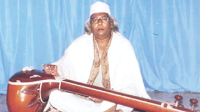 ‘বিক্ষুব্ধ অতীত ও নজরুল’ নাটকের নজরুলের সাজে মাজেদ রানা