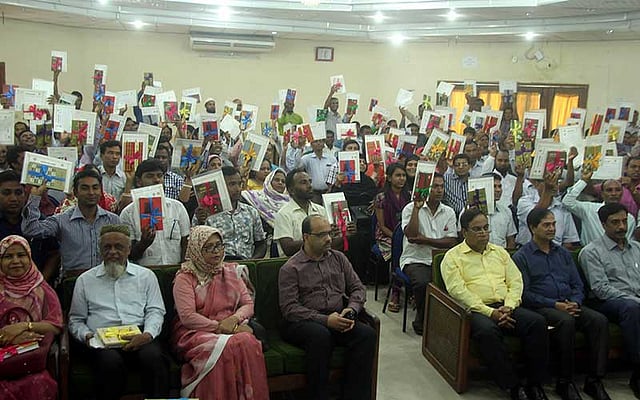 রংপুরে আজ শুক্রবার পর্যটন মোটেল মিলনায়তনে পাঠাভ্যাস উন্নয়ন কর্মসূচিতে বিভাগটির বিভিন্ন শিক্ষাপ্রতিষ্ঠানের লাইব্রেরিয়ান ও শিক্ষকদের মধ্যে ১৫০ জন সেরা সংগঠককে সম্মাননা দেওয়া হয়। বিশ্ব সাহিত্যকেন্দ্র ও শিক্ষা মন্ত্রণালয়ের সেকায়েপ প্রকল্পের অন্তর্ভুক্ত এটি। ছবি: মঈনুল ইসলাম