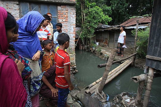 রাজধানীর মিরপুরের কমার্স কলেজ-সংলগ্ন এলাকার এই পয়োনিষ্কাশন নালায় গতকাল বৃহস্পতিবার পড়ে প্রাণ হারায় চার বছরের শিশু জুনায়েদ হোসেন সাব্বির। আজ শুক্রবার সকালে তার মরদেহ উদ্ধার করা হয়। ছবিটি শুক্রবার দুপুর ১২টার দিকে ঘটনাস্থল থেকে তোলা। ছবি: আশরাফুল আলম
