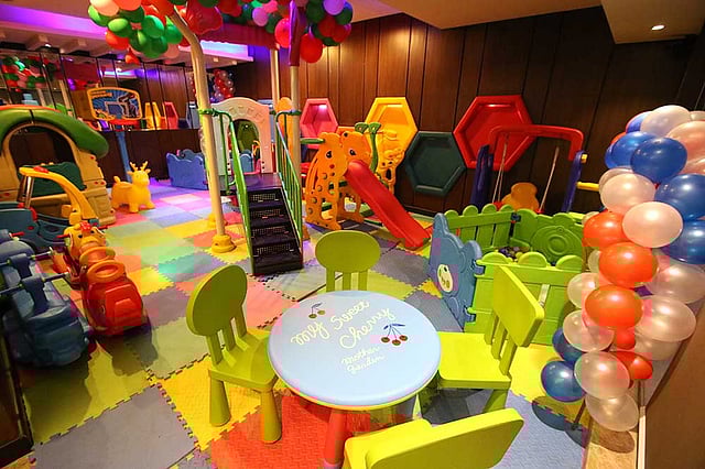 রাজধানীর গুলশান এলাকার সর্বত্রই নিশ্ছিদ্র নিরাপত্তার পরেও জনমনে আতঙ্কের প্রভাব পড়েছে রেস্তোরাঁগুলোতে। ক্রেতা সমাগম নেই বললেই চলে। বাচ্চাদের খেলার জায়গাও ফাঁকা। ছবিটি গতকাল বৃহস্পতিবার সন্ধ্যায় অ্যাবাকাস রেস্টুরেন্টের গুলশান শাখা থেকে তোলা। ছবি: সাইফুল ইসলাম