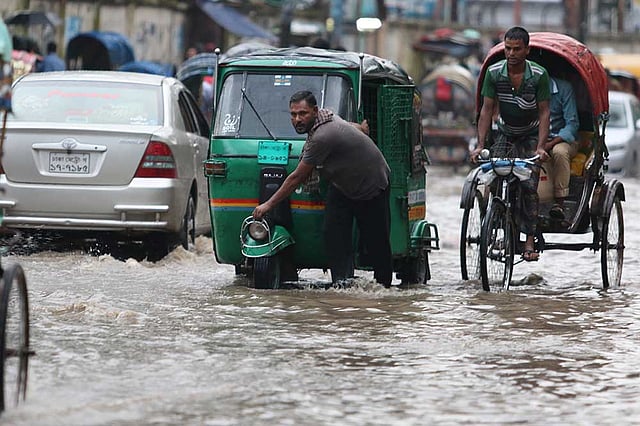 আজ শুক্রবার শেষ বিকেলের মুষলধারে বৃষ্টিতে জলাবদ্ধতা সৃষ্টি হয়েছে নিমতলী গেট থেকে ঢাকা মেডিকেল কলেজের দিকের সড়কে। ছবিটি এশিয়াটিক সোসাইটির সামনে থেকে তোলা। ছবি: সাইফুল ইসলাম