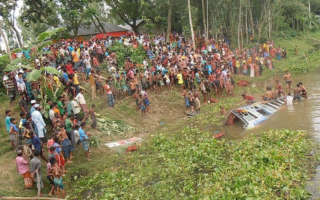বগুড়ার ধুনটে আজ শুক্রবার সকালে যাত্রীবাহী একটি বাস নদীতে পড়ে যায়। এতে কয়েকজন আহত হন। ছবি: প্রথম আলো