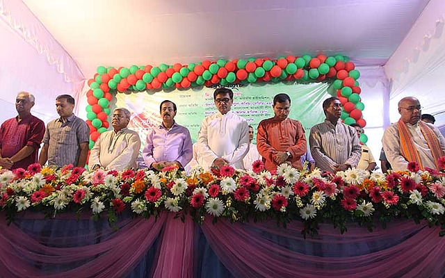 ঢাকেশ্বরী মন্দিরে বাংলাদেশ পূজা উদযাপন পরিষদের দ্বি-বার্ষিক সম্মেলনে সারা দেশে জঙ্গি হামলায় নিহত ব্যক্তিদের স্মরণে এক মিনিট নিরবতা পালন করা হয়। ছবি: সাহাদাত পারভেজ