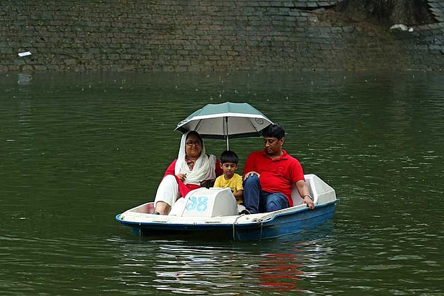 আজ শুক্রবার ছুটির দিনে পরিবার নিয়ে অনেকে গেছেন রাজধানীর ধানমন্ডি লেকে৷ ছবিটি বিকেলে তোলা। ছবি: সাবিনা ইয়াসমিন