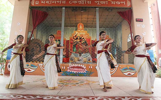 ঢাকেশ্বরী মন্দিরে বাংলাদেশ পূজা উদযাপন পরিষদের দ্বি-বার্ষিক সম্মেলন উপলক্ষে মহানগর কেন্দ্রীয় পূজা মন্ডপে নৃত্য পরিবেশন করছেন শিল্পীরা। ছবি: সাহাদাত পারভেজ