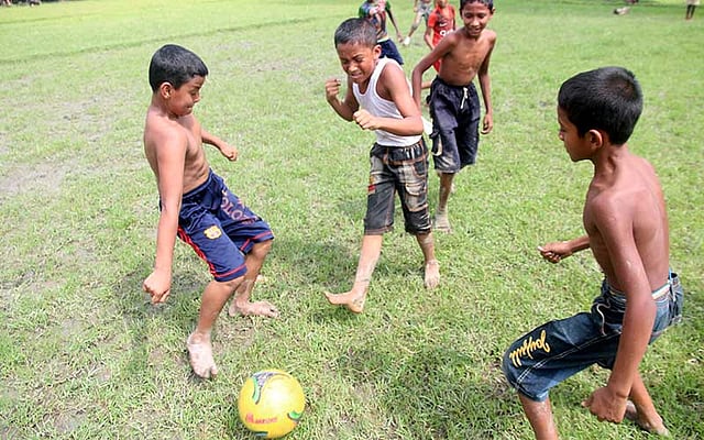 ছুটির দিনে ফুটবল খেলায় মেতেছে দামাল ছেলেরা। ছবিটি আজ শুক্রবার বগুড়ার শিবগঞ্জ উপজেলার সুদামপুর গ্রাম থেকে তোলা। ছবি: সোয়েল রানা