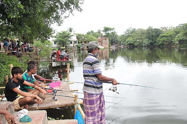 ভোর ছয়টা থেকে সন্ধ্যা ছটা পর্যন্ত ফরিদপুরের গোয়ালচামট এলাকায় শীঅঙ্গন কুমে ছিপপ্রতি এক হাজার টাকার বিনিময়ে মাছ শিকারে ব্যস্ত শৌখিন মৎস্য শিকারিরা। ছবিটি আজ শুক্রবার সকালে তোলা। ছবি: আলীমুজ্জামান