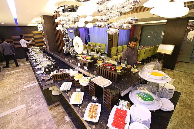 রাজধানীর গুলশান এলাকায় নেওয়া হয়েছে কঠোর নিরাপত্তাব্যবস্থা। তারপরেও রয়েছে জনমনে আতঙ্ক। এরই প্রভাব পড়েছে সেখানকার রেস্তোরাঁগুলোতে। ক্রেতা সমাগম নেই বললেই চলে। ছবিটি গতকাল বৃহস্পতিবার সন্ধ্যায় অ্যাবাকাস রেস্টুরেন্টের গুলশান শাখা থেকে তোলা। ছবি: সাইফুল ইসলাম