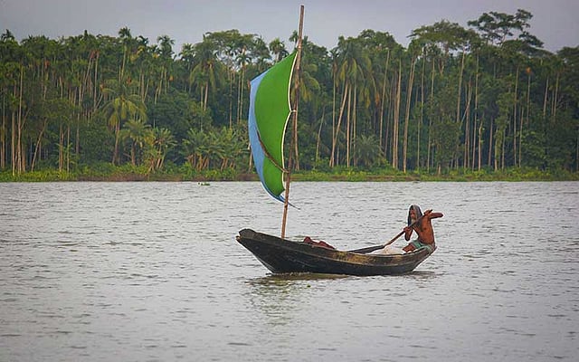 ছোট নৌকায় পাল তুলে চলেছেন এক মাঝি। ছবিটি সম্প্রতি পিরোজপুর জেলার কলাখালি থেকে তোলা। ছবি: মো. সাদ্দাম হোসেন