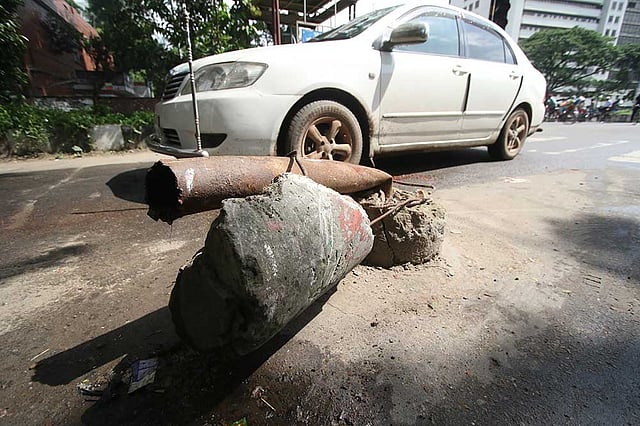 ঢাকা বিশ্ববিদ্যালয় এলাকার প্রবেশমুখগুলোতে স্থাপন করা হয়েছিল নিরাপত্তাচৌকি। এখন সেগুলোর একটিরও অস্তিত্ব খুঁজে পাওয়া দুষ্কর। ভেঙে পড়ে আছে নিরাপত্তা গেটের একাংশ। ছবিটি আজ শুক্রবার পলাশী কাঁচাবাজার মোড় এলাকা থেকে তোলা। ছবি: আবদুস সালাম