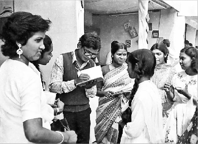 বইমেলায় ভক্তদের অটোগ্রাফ দিচ্ছেন হু মায়ূন আহমেদ, ফেব্রুয়ারি ১৯৮৭। ছবি: শাকুর মজিদ