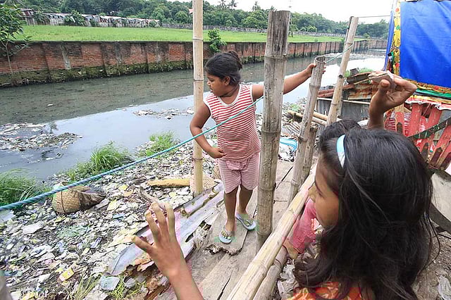 গতকাল বৃহস্পতিবার রাতে মিরপুরের কমার্স কলেজ-সংলগ্ন এলাকায় পয়োনিষ্কাশন নালায় পড়ে প্রাণ হারায় শিশু সাব্বির। নালার পাশে ঝুঁকিপূর্ণ অবস্থায় শিশুরা হাঁটছে, খেলছে। যেকোনো সময়ই ঘটতে পারে দুর্ঘটনা। ছবিটি আজ শুক্রবার বেলা একটার দিকে রূপনগর আবাসিক এলাকার ১৪ নম্বর রোড থেকে তোলা। ছবি: আশরাফুল আলম