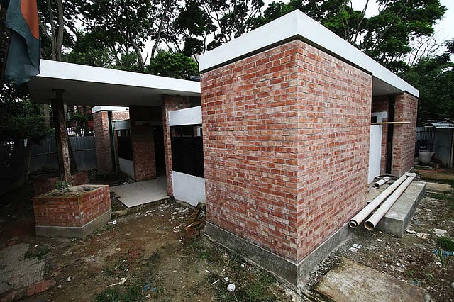 ঢাকা দক্ষিণ সিটি করপোরেশন, ঢাকা ওয়াসা ও ওয়াটার এইড যৌথভাবে রাজধানীতে আধুনিক পাবলিক টয়লেট নির্মাণের উদ্যোগ নিয়েছে। ওসমানী উদ্যানে দুটি টয়লেটের নির্মাণকাজ শেষে দিকে। ছবিটি আজ শুক্রবার দুপুরে তোলা। ছবি: আবদুস সালাম