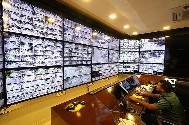 গুলশান, বারিধারা, বনানী, নিকেতন, মহাখালী এলাকার নিশ্ছিদ্র নিরাপত্তা নিশ্চিত করার জন্য মোট ৬৩১টি সিসিটিভি ক্যামেরা কাজ করছে। যার তত্ত্বাবধান করা হয় গুলশান এলাকায় অবস্থিত সিসিটিভি ক্যামেরা মনিটরিং সেন্টার থেকে। ছবিটি গতকাল বৃহস্পতিবার দুপুরে তোলা। ছবি: সাইফুল ইসলাম