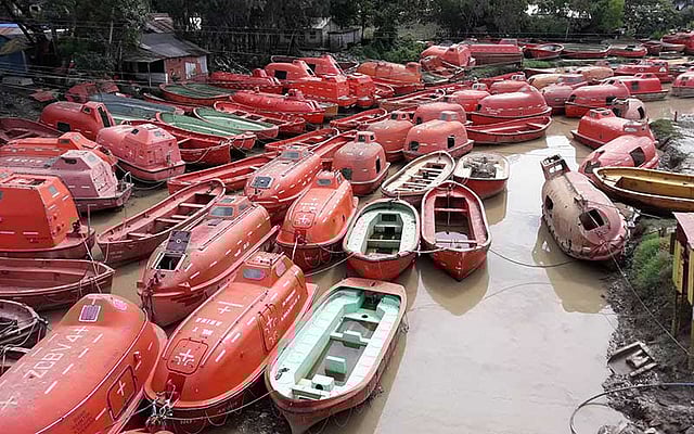চট্টগ্রামের সীতাকুণ্ডে ভাঙার জন্য আনা জাহাজ থেকে লাইফবোটগুলো কিনে তা জেলেদের কাছে বিক্রির জন্য খালে মজুত করে রেখেছেন ব্যবসায়ীরা। ছবিটি গতকাল বৃহস্পতিবার উপজেলার মাদামবিবিরহাটের ইছামতী খাল থেকে তোলা। ছবি: কৃষ্ণ চন্দ্র দাস