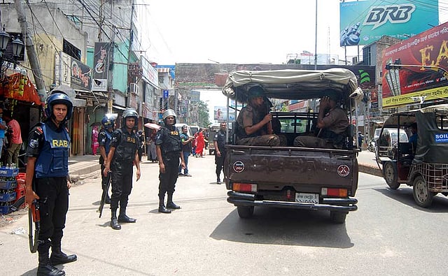 পৃথিবীজুড়ে এখন জঙ্গি হামলা আতঙ্কের বিষয়। এই জঙ্গি হামলা রোধে শুক্রবার জুমার নামাজ সামনে রেখে মসজিদগুলোতে ও নগরজুড়ে ছিল বিশেষ নিরাপত্তাব্যবস্থা। ছবিটি আজ রাজশাহী নগরীর সাহেব বাজার জিরো পয়েন্ট থেকে তোলা। ছবি: প্রথম আলো