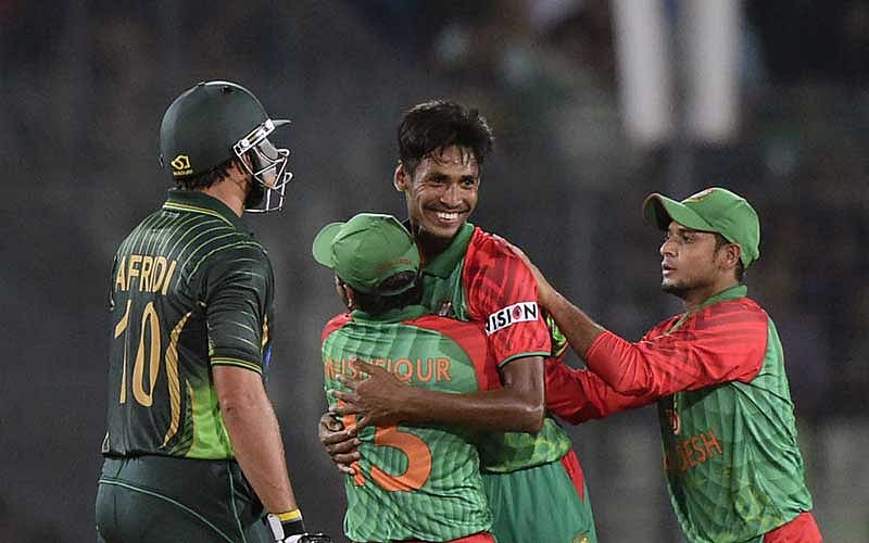 শহীদ আফ্রিদিকে আউট করেই স্বপ্নযাত্রা শুরু মুস্তাফিজের। গত বছরের এপ্রিলে পাকিস্তানের বিপক্ষে একমাত্র টি-টোয়েন্টিতে। ফাইল ছবি