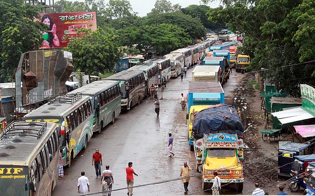 মানিকগঞ্জের শিবালয়ে পাটুরিয়া-দৌলতদিয়া নৌপথে ১৮টি ফেরি মধ্যে ছয়টিই বিকল। এ ছাড়া পানি বাড়ায় ও নদীতে প্রবল স্রোতের কারণে স্বাভাবিকের তুলনায় দ্বিগুণের বেশি সময় লাগছে। এ জন্য কয়েক দিন ধরে পাটুরিয়া ও দৌলতদিয়া উভয় ঘাটে তীব্র যানজটের সৃষ্টি হচ্ছে। ছবিটি আজ শুক্রবার দুপুরে পাটুরিয়া ঘাট এলাকা থেকে তোলা। ছবি: আব্দুল মোমিন