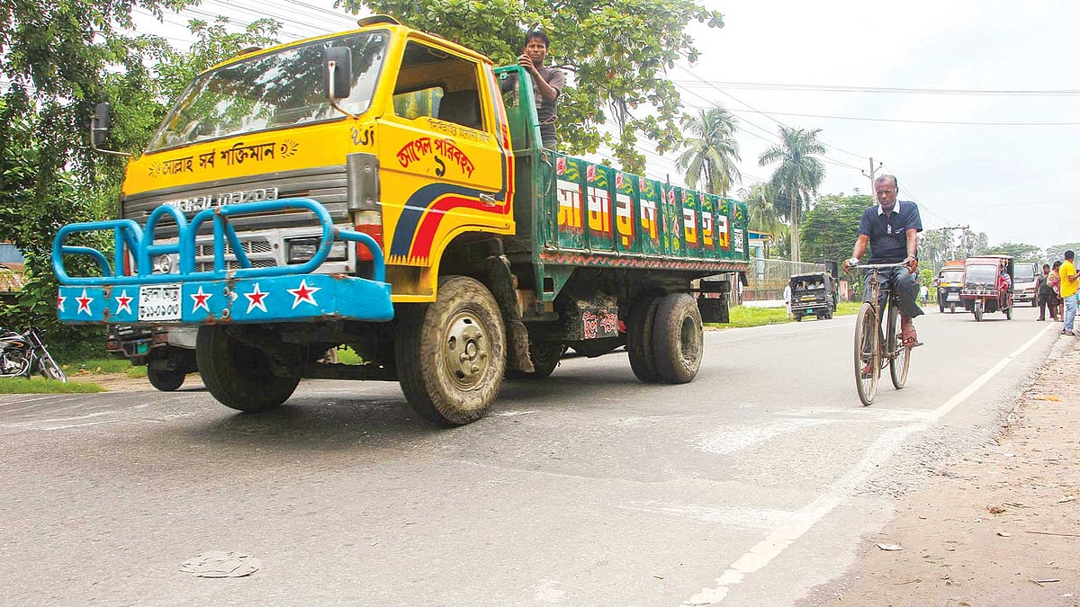 এ রকম অনেক গতিরোধক রয়েছে খুলনার রাস্তায়। কিন্তু বেশির ভাগেই রং নেই। ফলে ঝুঁকি নিয়ে চলছে যান। ছবিটি বাংলাদেশ বেতার খুলনা কার্যালয়ের সামনে থেকে তোলা l প্রথম আলো