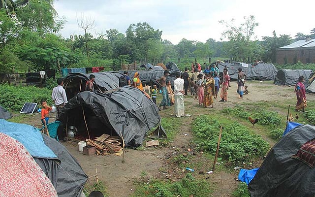 পলিথিন দিয়ে কোনোরকমে তৈরি এমন থাকার জায়গায় জীবন কাটে বেদে সম্প্রদায়ের। ময়মনসিংহের শহরতলির শিকারিকান্দা বাইপাস এলাকার এই স্থানটিই আপাতত ঠিকানা ওদের। ছবি: জগলুল পাশা