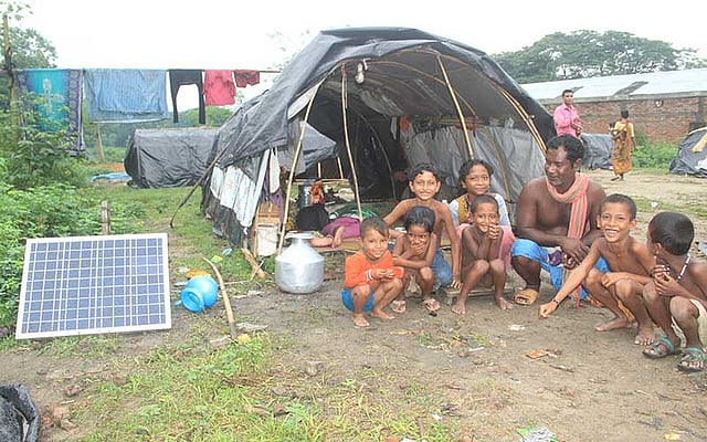 শিশুদের এই অনাবিল হাসির মতোই রাতের বেলা সোলার প্যানেলের মাধ্যমে আলোকিত হয় ওদের ‘পলিথিনের ঘর’। ছবি: জগলুল পাশা