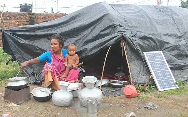 খোলা আকাশের নিচেই চলে তাদের রান্না-খাওয়া। ছবি: জগলুল পাশা