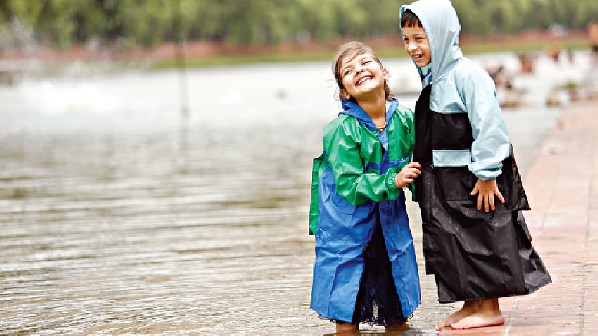 না ভিজেও রেইনকোটে পাওয়া যাবে বৃষ্টির ছোঁয়া। মডেল: প্রিন্সেস ও জাওয়াদ। রেইনকোট: স্বপ্ন লাইফ, ছবি: সুমন ইউসুফ