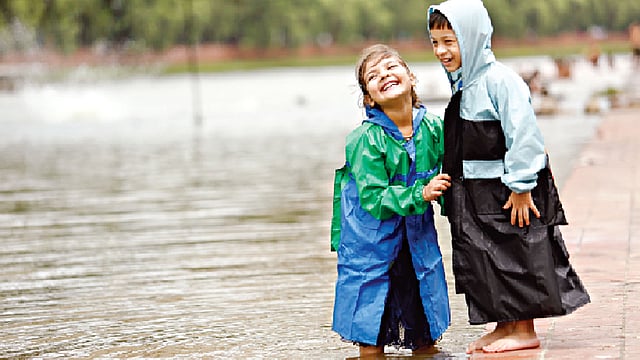 না ভিজেও রেইনকোটে পাওয়া যাবে বৃষ্টির ছোঁয়া। মডেল: প্রিন্সেস ও জাওয়াদ। রেইনকোট: স্বপ্ন লাইফ, ছবি: সুমন ইউসুফ
