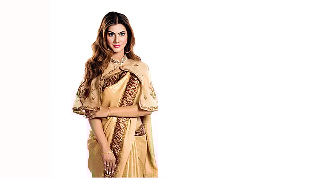 শাড়ির সঙ্গে লম্বায় ছোট আকারের কেইপ আনবে ভিন্নতা পোশাক: মুমু মারিয়া