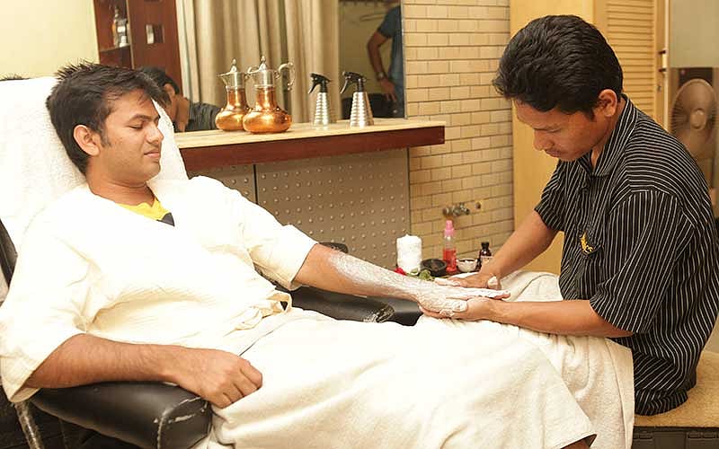 মাসে অন্তত দুবার নিয়ম করে যত্ন নিলে হাত–পা থাকবে পরিষ্কার ও ঝকঝকে। ছবি: প্রথম আলো