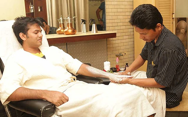 মাসে অন্তত দুবার নিয়ম করে যত্ন নিলে হাত–পা থাকবে পরিষ্কার ও ঝকঝকে। ছবি: প্রথম আলো