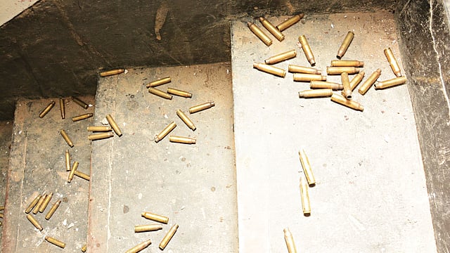 রাজধানীর কল্যাণপুরের একটি বাড়িতে গতকাল পুলিশের অভিযানে নিহত হন সন্দেহভাজন নয় জঙ্গি। (ওপরে বাঁয়ে) নিহত জঙ্গিদের ব্যবহৃত ব্যাগ। (ওপরে ডানে) বাড়ির একটি কক্ষে পড়ে আছে নিহত ব্যক্তিদের সরঞ্জাম। (নিচে বাঁয়ে) ‘জঙ্গিদের আস্তানা’ থেকে উদ্ধারকৃত আগ্নেয়াস্ত্র ও ছুরি। বাড়িটির সিঁড়িতে পড়ে আছে গুলির খোসা l ছবি: ডিএমপি