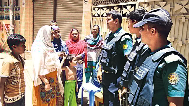 কল্যাণপুরের ‘জাহাজ বাড়ির’ ভাড়াটে একটি পরিবারের সদস্যরা গতকাল সকালে বাসায় যেতে চাইলে পুলিশ অনুমতি দেয়নি। গত মঙ্গলবার ওই বাড়িতে জঙ্গিবিরোধী অভিযান শেষ হওয়ার পর ভবনটির সবাইকে সেখান থেকে বের করে দেওয়া হয় l ছবি: প্রথম আলো