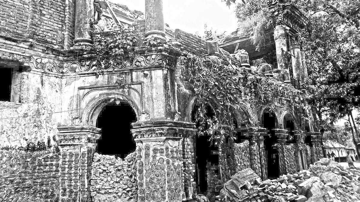 নওগাঁর দুবলহাটি রাজবাড়ির ভেঙে পড়া অংশ। ছবিটি গতকাল তোলা l প্রথম আলো