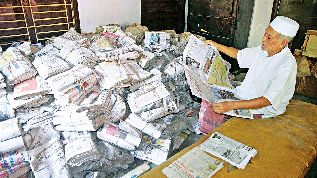 সিলেটের দক্ষিণ সুরমার সিলাম গ্রামে মুদাব্বির ও তাঁর পড়া পত্রিকার সংগ্রহশালার একাংশ। সম্প্রতি ছ​ি​বটি তুলেছেন আনিস মাহমুদ