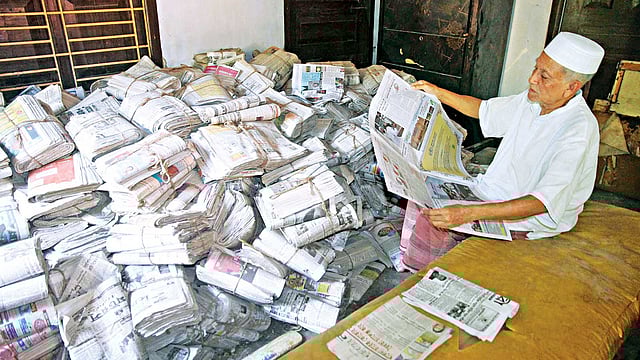 সিলেটের দক্ষিণ সুরমার সিলাম গ্রামে মুদাব্বির ও তাঁর পড়া পত্রিকার সংগ্রহশালার একাংশ। সম্প্রতি ছ​ি​বটি তুলেছেন আনিস মাহমুদ