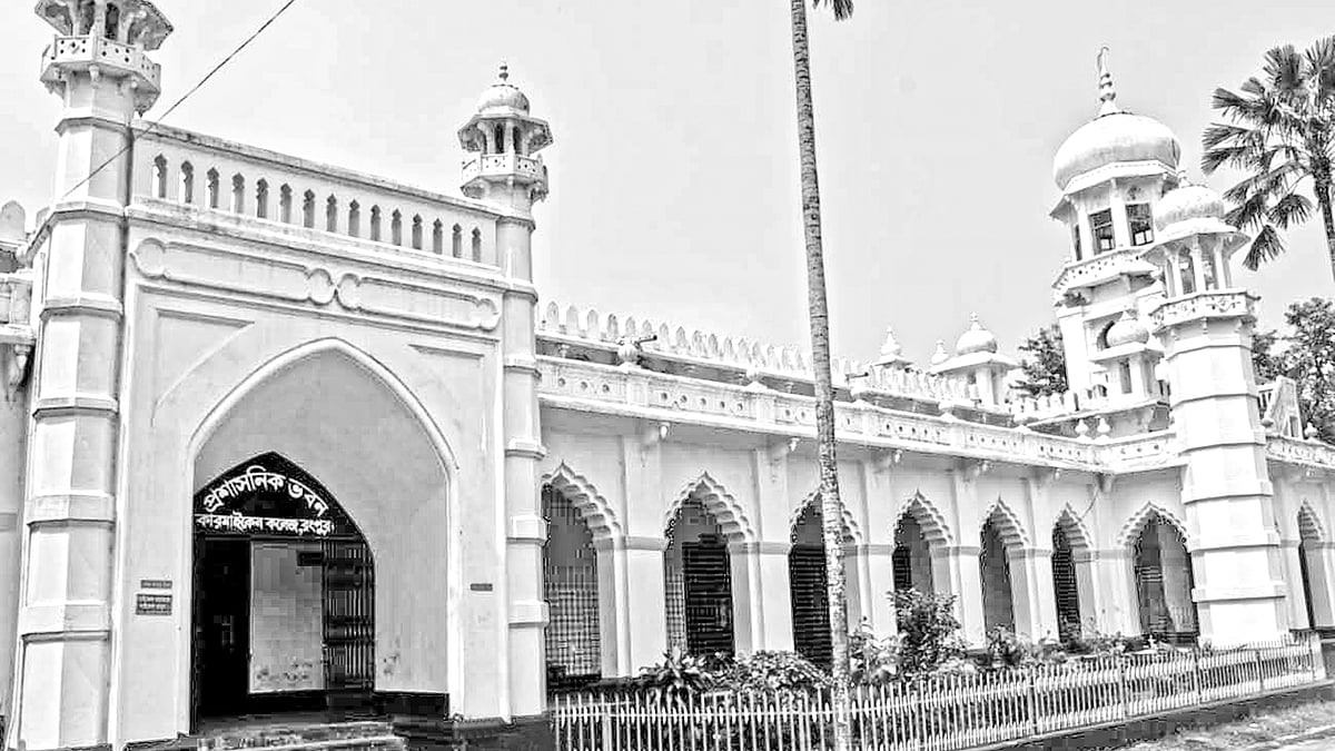 রংপুর কারমাইকেল কলেজের প্রশাসনিক ভবন l ছবি: প্রথম আলো